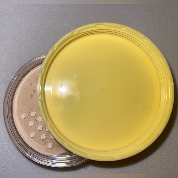 {MAYBELLINE NEW YORK} LASTING FIX Baking & Setting Powder - Picture 3 of 6